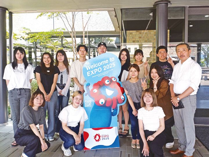 枚方の学生の力で万博を盛り上げたいと集まった、人見さん（右）と学生のみなさん