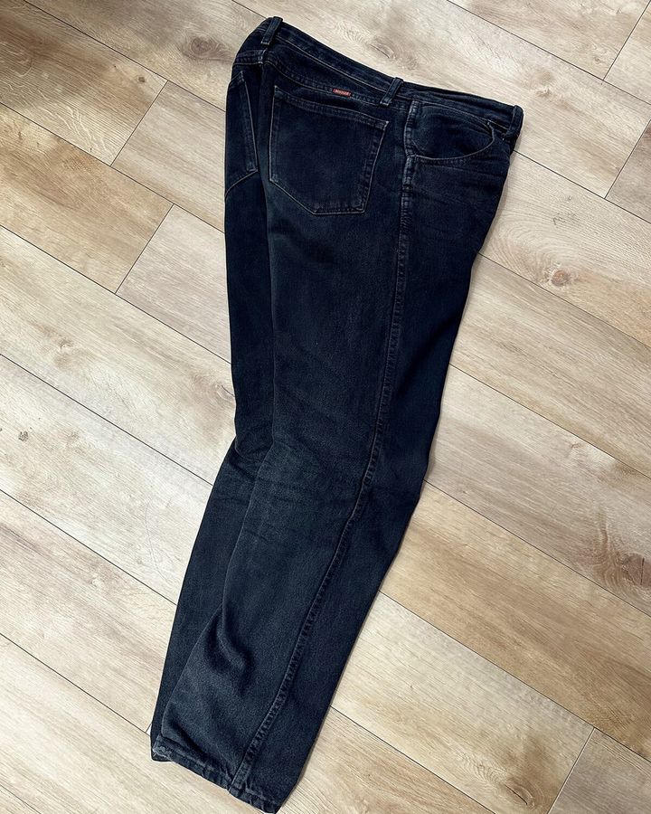 〈RUSTLER〉のブラックジーンズ