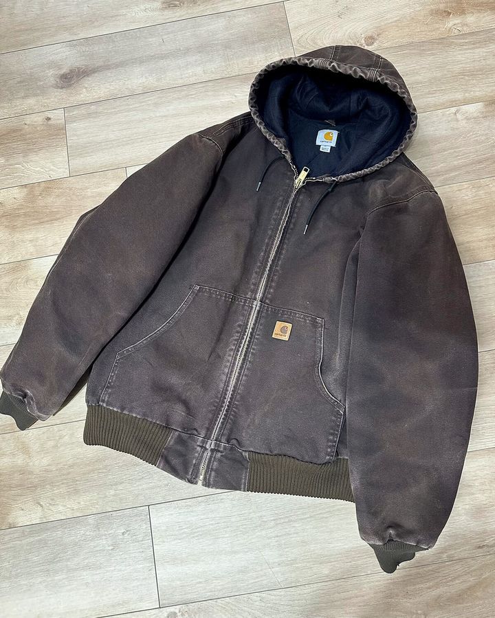 〈カーハート〉のアクティブパーカ