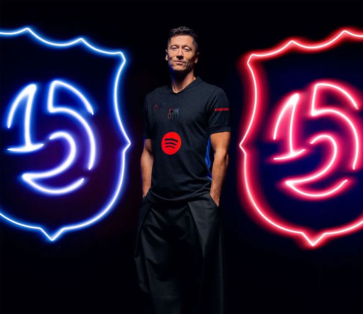 バルセロナが「近未来デザイン」の新アウェイユニフォームを発表！クラブ史上“4つ目の漆黒ユニ”に