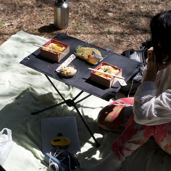 〈Helinox〉の折りたたみテーブル