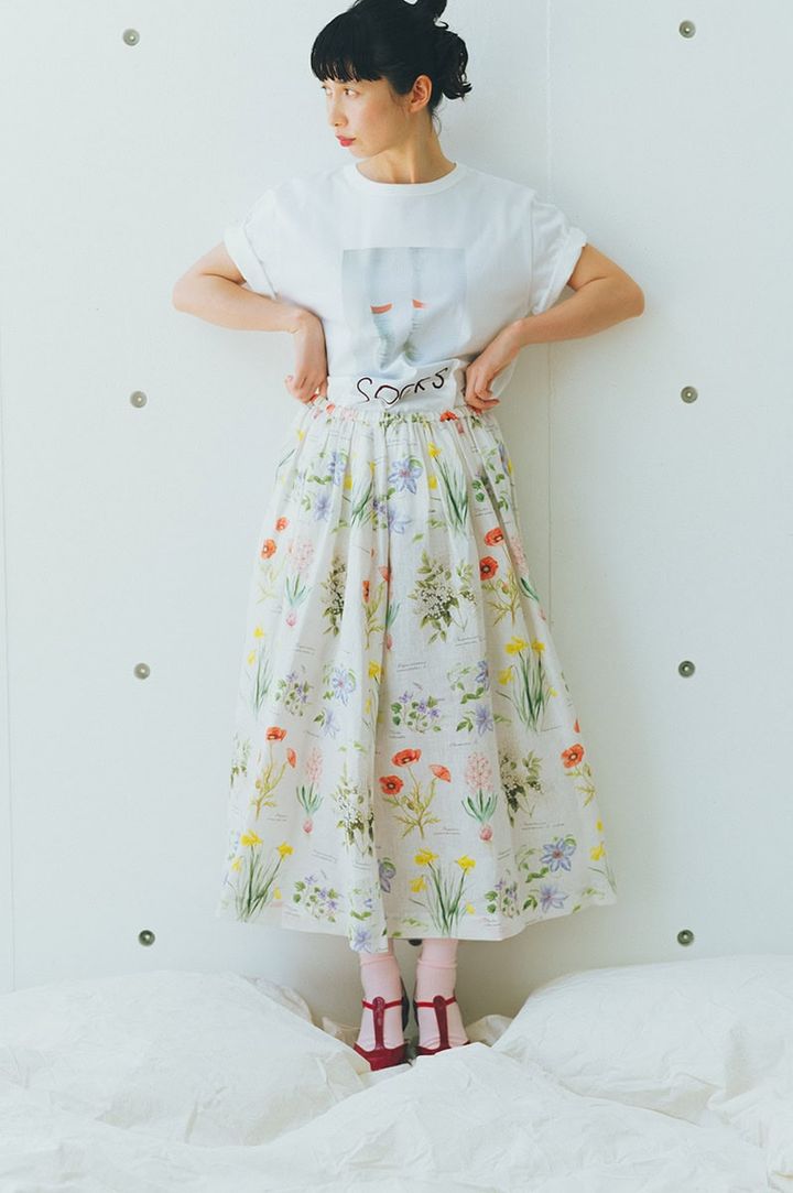 繊細な花々が引き立つ、ふわりと軽やかなシルエット