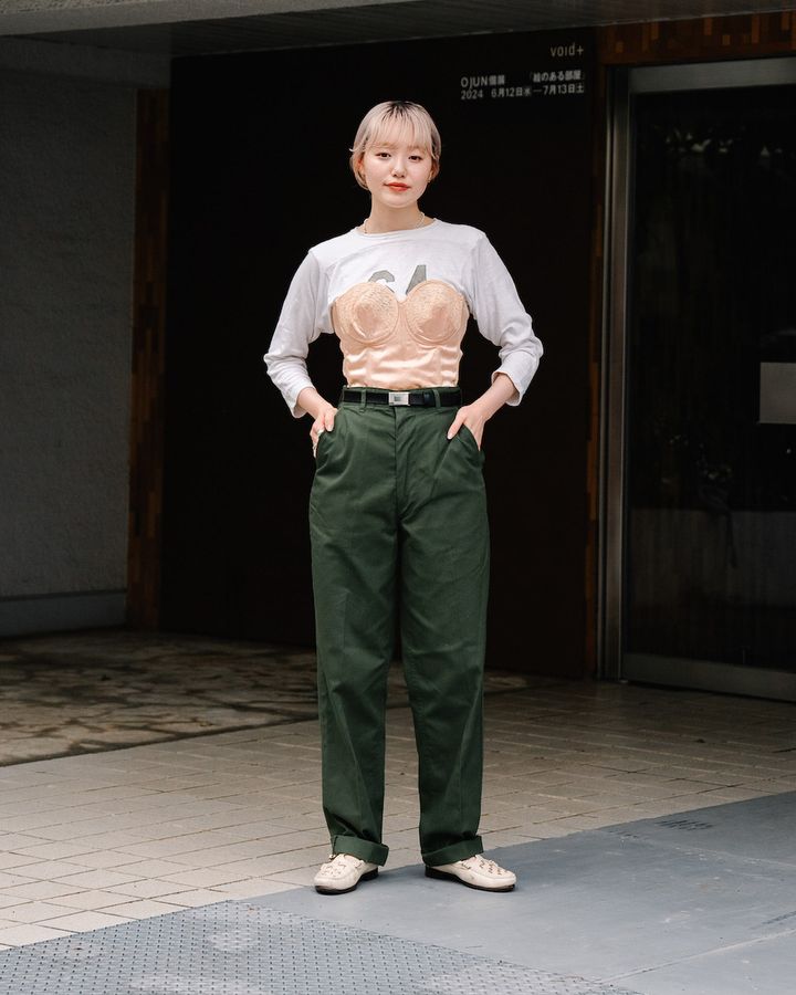 残暑が厳しい日の“秋色”コーデ5選。ボルドーやブラウンなどダークカラーで季節を先取り！【TOKYO SNAP】