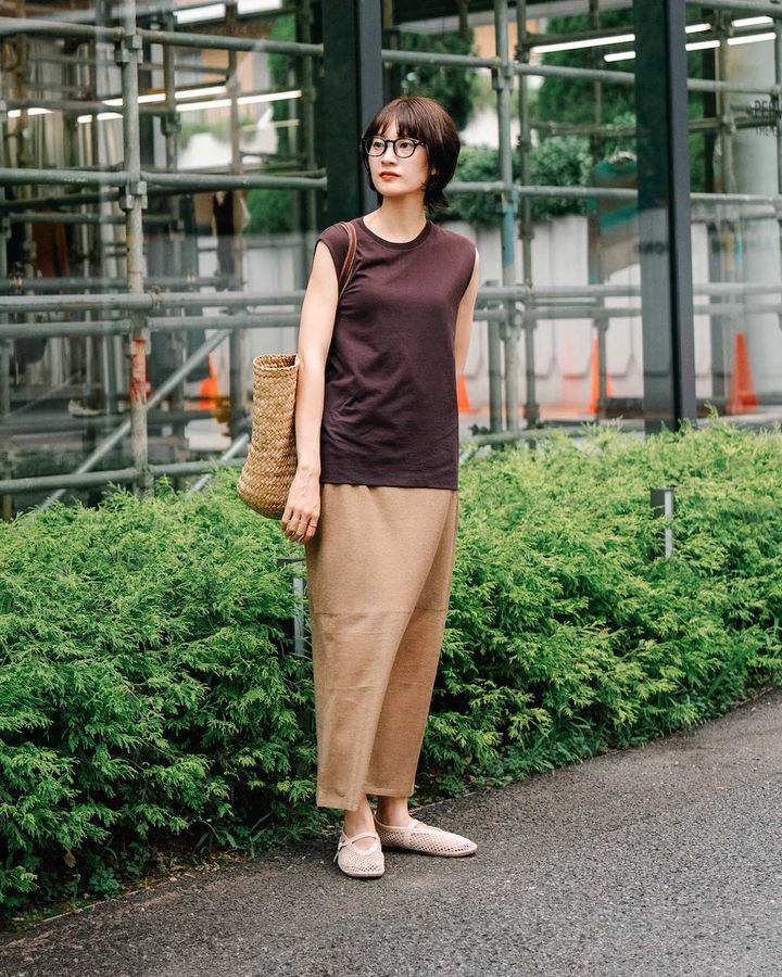 残暑が厳しい日の“秋色”コーデ5選。ボルドーやブラウンなどダークカラーで季節を先取り！【TOKYO SNAP】