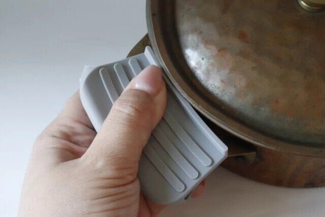 ダイソー シリコーン鍋つかみ（シンプル） 使用例
