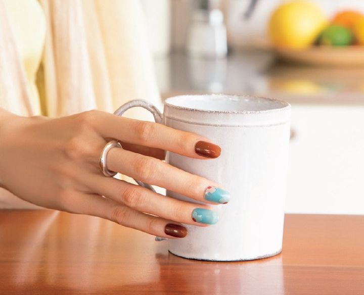 ukaのネイルデザイン ブルーとブラウンで北欧風の花柄