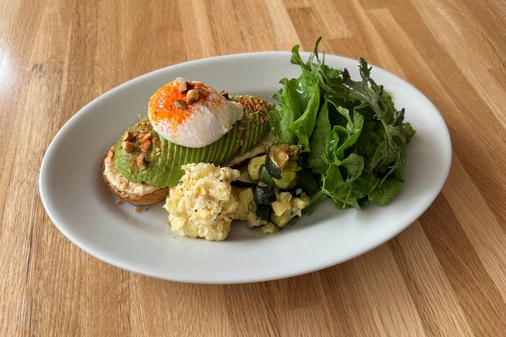 「アボカド/ツナ/ポーチドエッグ/デュカ」1500円