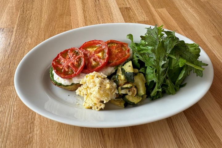 「ブラッタチーズ/春菊ペースト/セミドライトマト」1500円