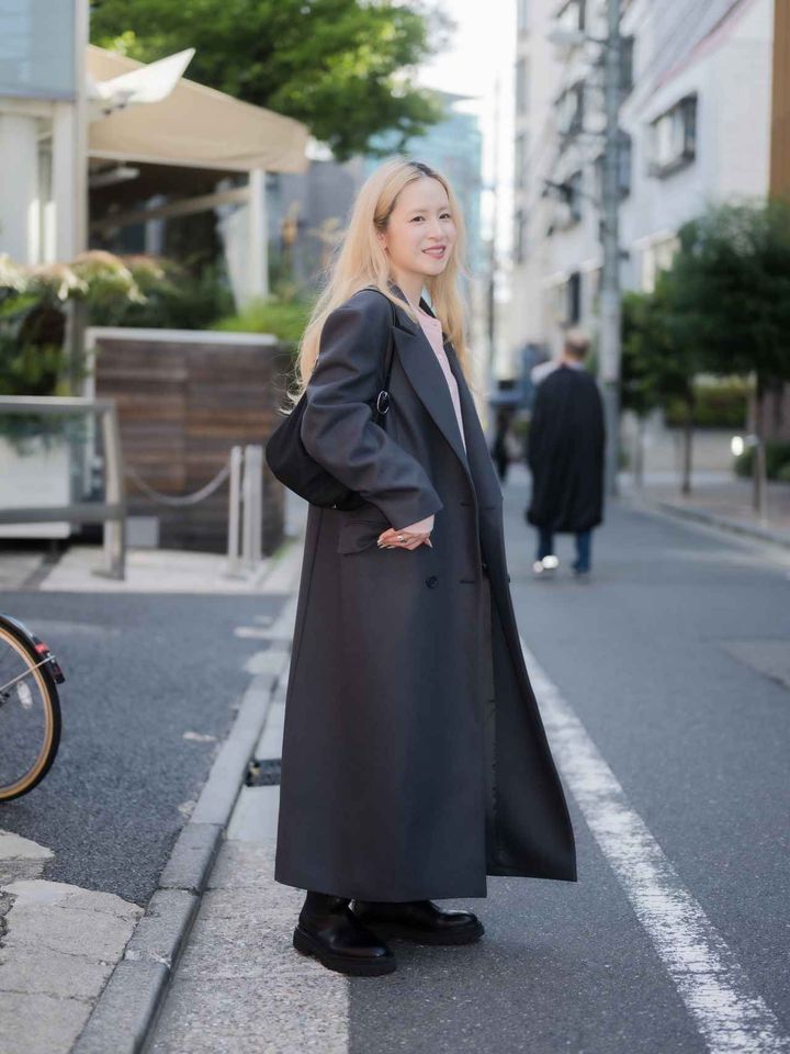 画像: チェスターコート￥77,000、カーディガン￥30,800、スカート￥27,500すべて【ガジェス】 その他／本人私物 出典：ガジェス