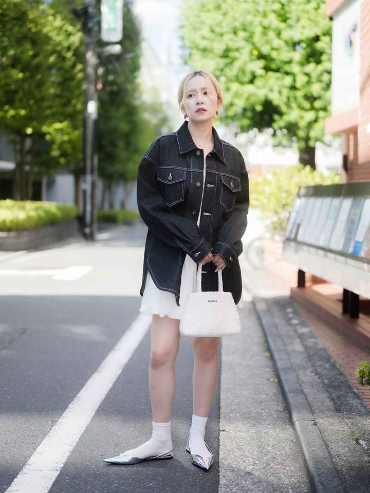 画像: デニムシャツ￥38,500、スカート￥28,600、バッグ￥15,400すべて【ガジェス】 その他／本人私物 出典：ガジェス