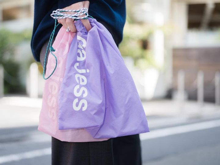 画像: ノベルティのオリジナルのシューズバッグはパープルとピンクの2色が用意されています。 出典：ガジェス