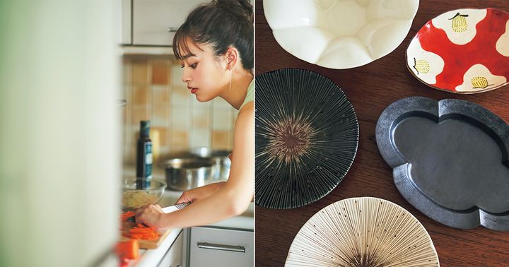 キッチンで料理する近藤千尋さんと私物の和食器