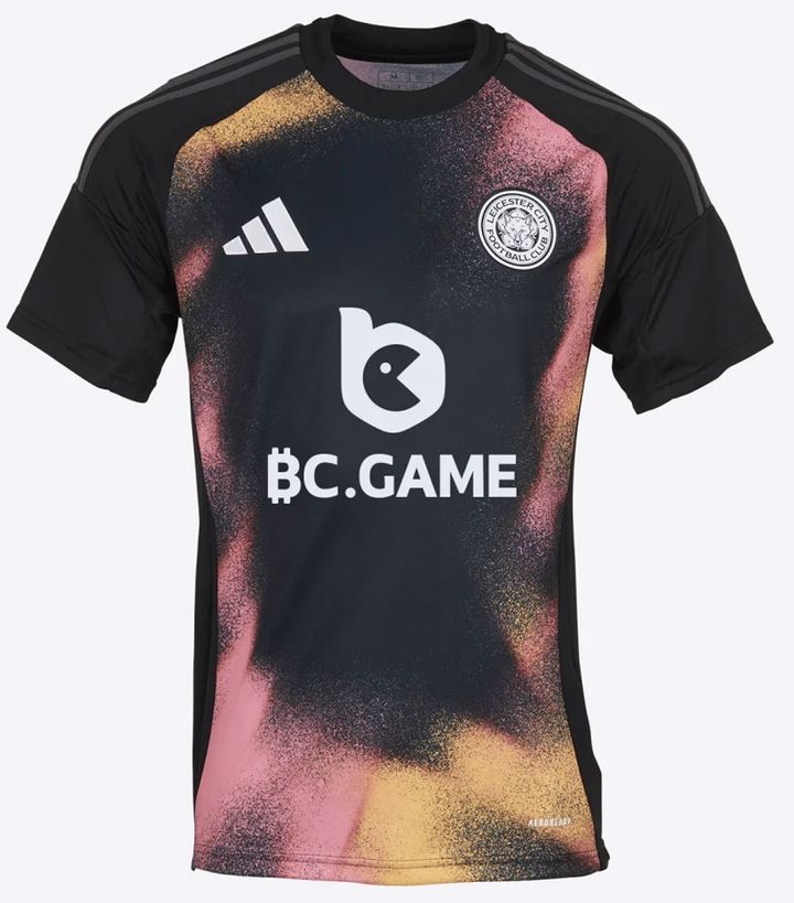 プレミア復帰のレスター、今季のユニフォームを一挙紹介！サードは伝説「アイスキング」に敬意のデザイン