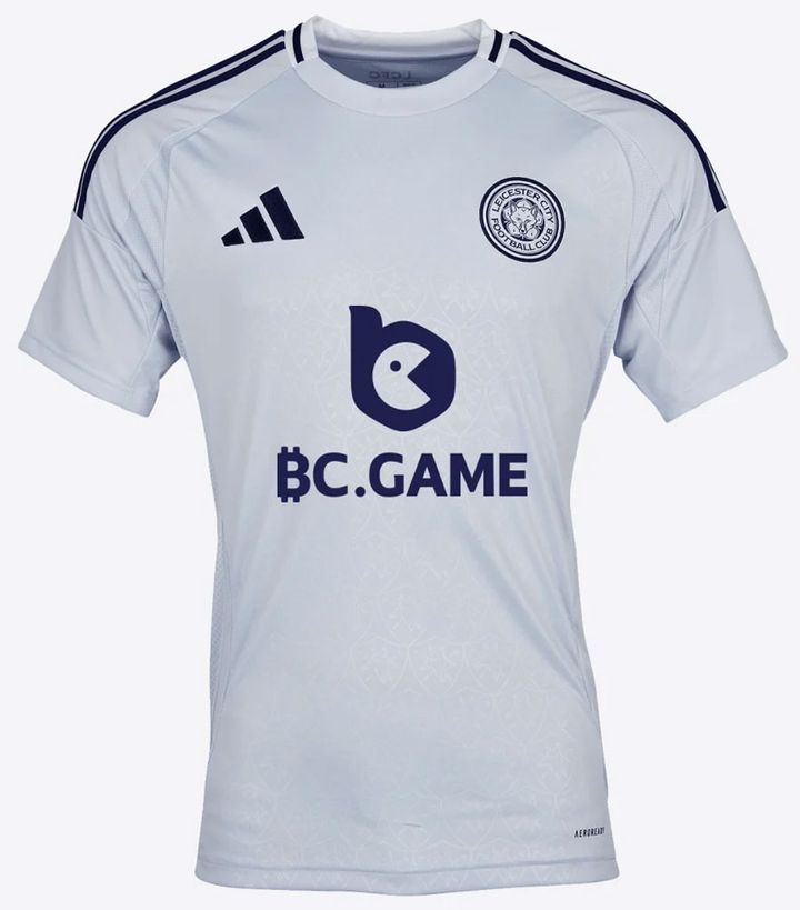 プレミア復帰のレスター、今季のユニフォームを一挙紹介！サードは伝説「アイスキング」に敬意のデザイン