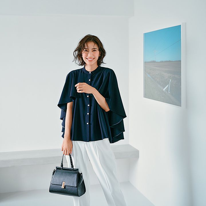 シンプルながらもオシャレ度抜群なケープスリーブのブラウスコーデ