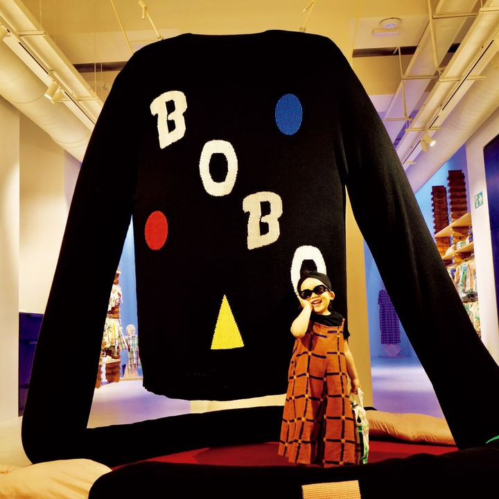 〈ボボ・ショーズ〉の子供が入って遊べる巨大セーター