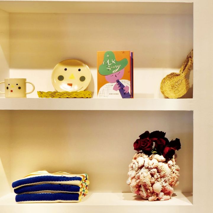 〈ボボ・ショーズ〉オリジナルの絵本と皿やマグカップ