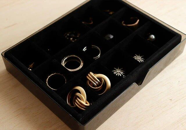 ダイソー 3段引出しケース（書斎、クリアブラック） アクセサリートレイ 使用例 指輪