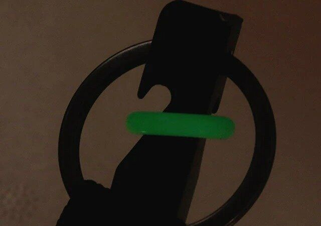 ダイソー ペグ用蓄光リング（12個） 使用例 光り方