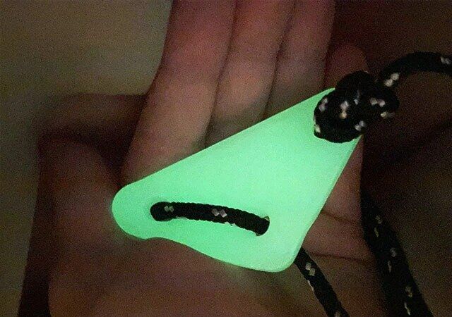 ダイソー 蓄光ロープストッパー（三角、2個） 使用例 光り方