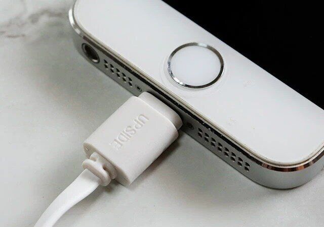 ダイソー 充電専用リール式スタンド付きライトニングケーブル 使用例