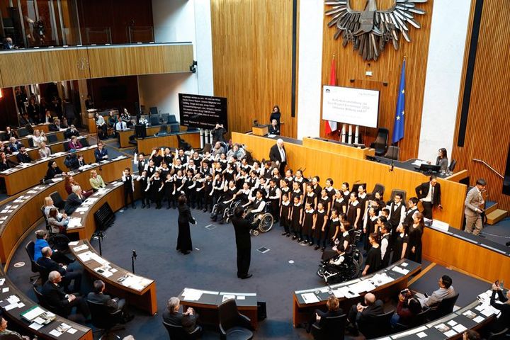 2024年2月、オーストリア国会議事堂でパフォーマンスするホワイトハンドコーラスNIPPON ©︎ Miyuki Hori