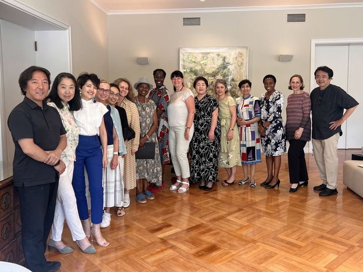 10年前から、駐日大使や大使夫人によるコーラスグループも主催している。写真はドイツ大使館での活動の様子。左から3人目がコロンさん