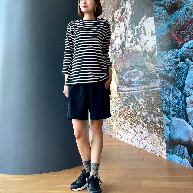 婦人 太番手ボートネック長袖Ｔシャツとハーフパンツのコーデ