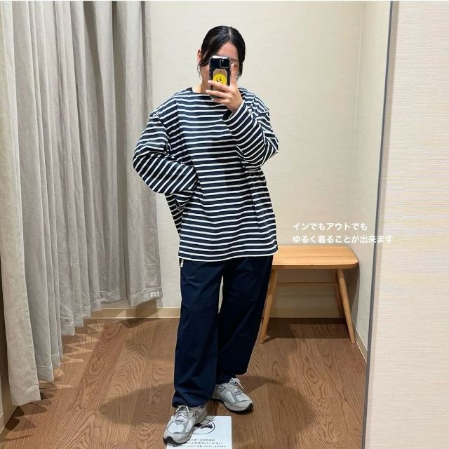 紳士 洗いざらし太番手ボートネック九分袖Ｔシャツを着用