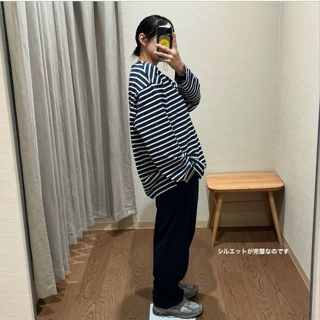 紳士 洗いざらし太番手ボートネック九分袖Ｔシャツを着用したサイド側