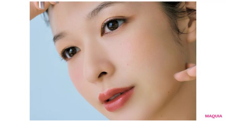 エレガンスのツヤ感リップで旬顔に！ 唇が主役の最新秋メイクを解説_5