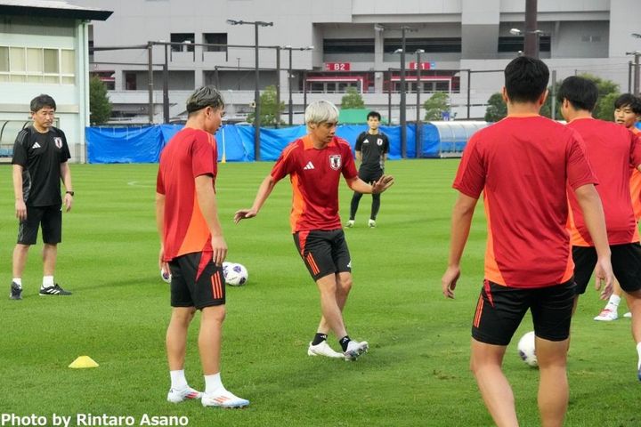日本代表復帰のFW伊東純也が満面の笑み、代表練習取材でQoly編集部が撮影したイナズマ純也の写真を余すことなく公開