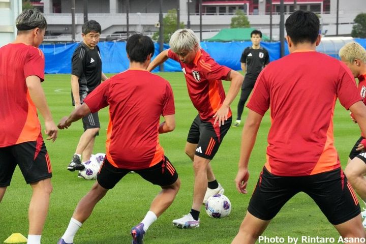 日本代表復帰のFW伊東純也が満面の笑み、代表練習取材でQoly編集部が撮影したイナズマ純也の写真を余すことなく公開