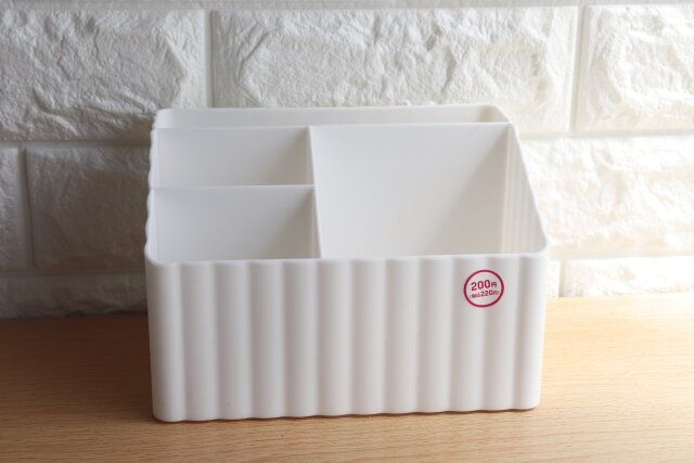 ダイソーのウェーブ小物入れ