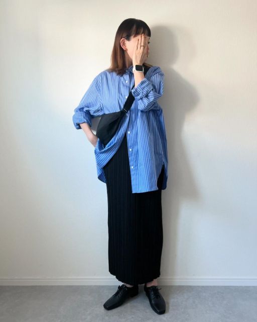 コットンシャツを着たコーデ