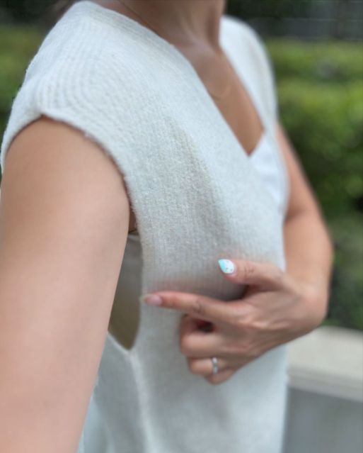 白の3DスフレヤーンVネックベストの袖部分