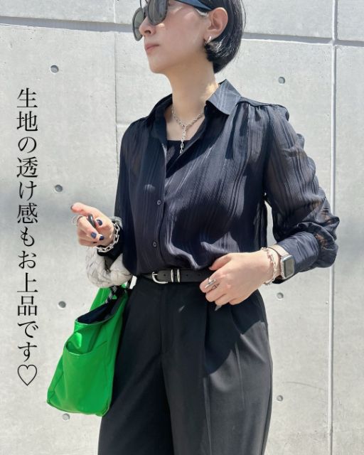 シアーストライプシャツを着用している