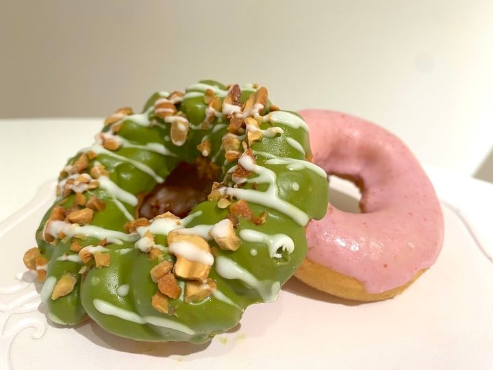 写真左から「ローストナッツ抹茶チョコ」450円、「イチゴドーナツ」450円