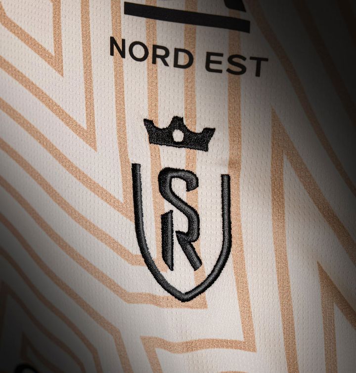 伊東純也と中村敬斗のスタッド・ランス、迷路のような新ユニフォームを発表！「輝くゴールド」の意味とは