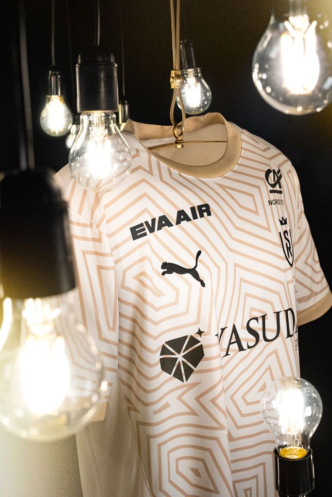 伊東純也と中村敬斗のスタッド・ランス、迷路のような新ユニフォームを発表！「輝くゴールド」の意味とは