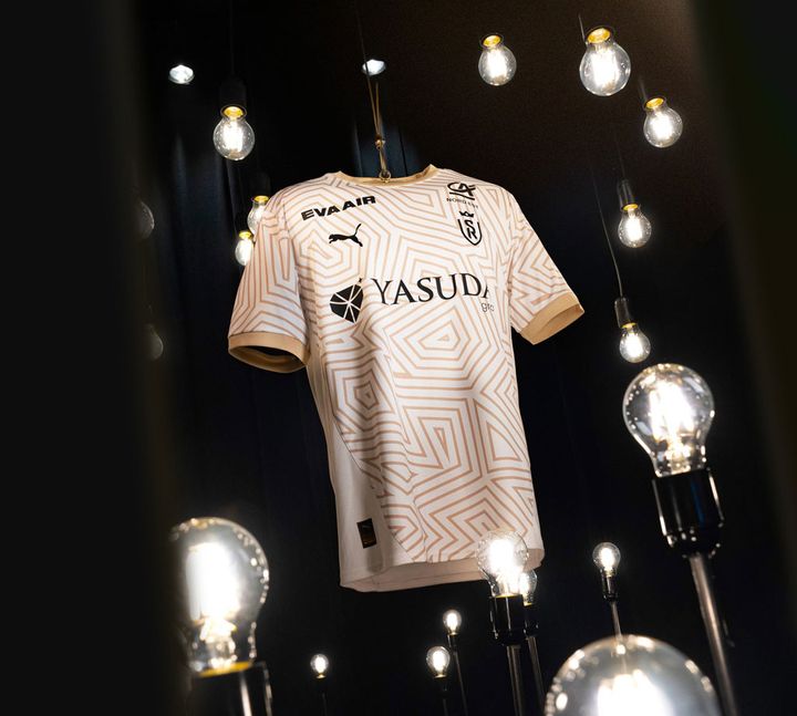 伊東純也と中村敬斗のスタッド・ランス、迷路のような新ユニフォームを発表！「輝くゴールド」の意味とは