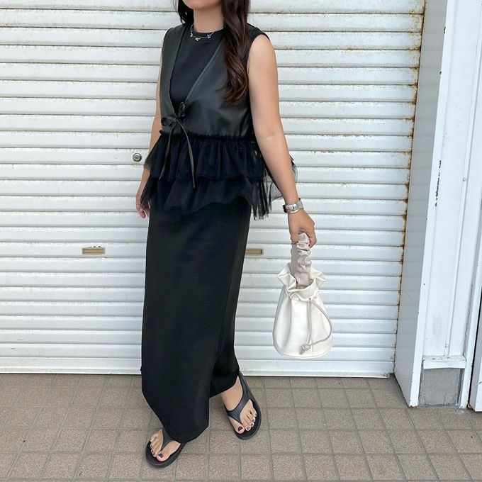 しまむらのブラックの「合皮チュールフリルジレ」×ドロストノースリーブワンピース