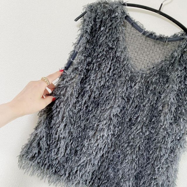 白とグレーのしまむらのシャギーベスト