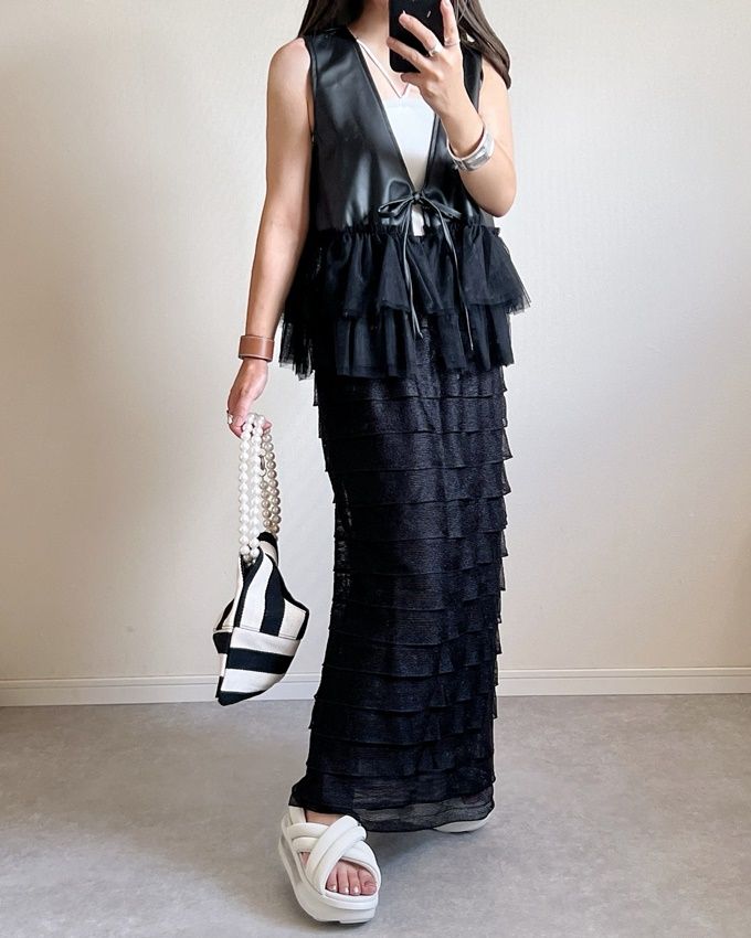 しまむらのブラックの「合皮チュールフリルジレ」×ニットナロースカート