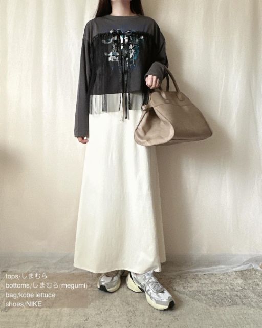 チュールツキグラフィックTを着用したコーデ