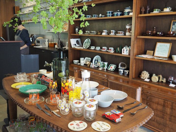 鎌倉の路地裏で見つけた♪ 北欧を感じる癒やしのヴィンテージ雑貨カフェ「白と熊 藝品」