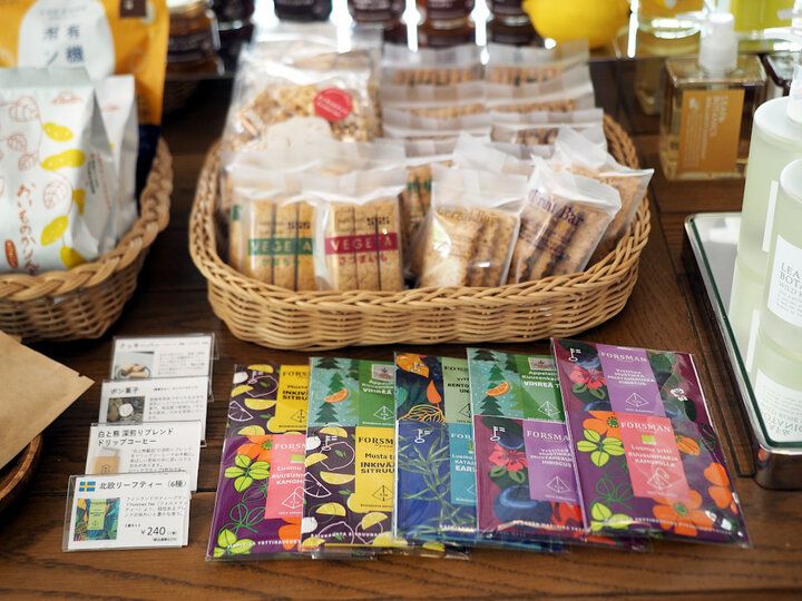 鎌倉の路地裏で見つけた♪ 北欧を感じる癒やしのヴィンテージ雑貨カフェ「白と熊 藝品」