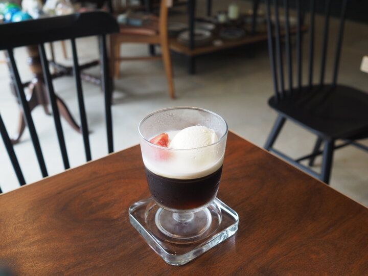 鎌倉の路地裏で見つけた♪ 北欧を感じる癒やしのヴィンテージ雑貨カフェ「白と熊 藝品」