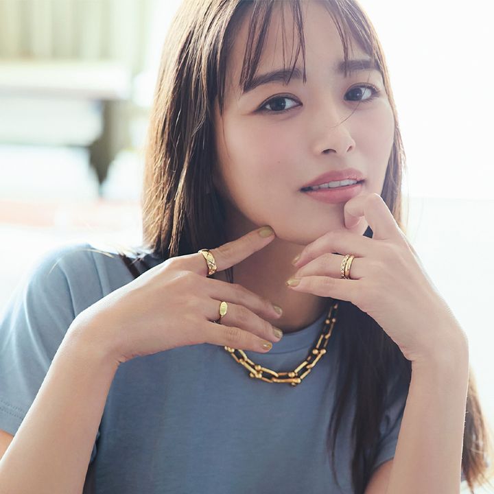 シャネルのココクラッシュのリングやティファニーのネックレスなど私物ジュエリーを身につけた近藤千尋さん