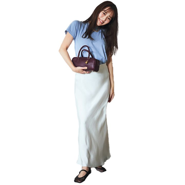 リムアークのカラーTシャツにZARAのサテンスカートを合わせた近藤千尋さんの私服コーデ